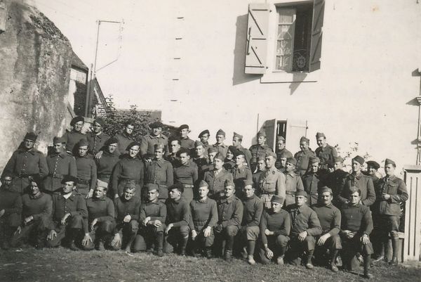 La 14e batterie du 212e RALD réunie autour du Lieutenant Louis Bourlaud lors de la démobilisation à Angaïs