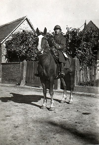 Le lieutenant Louis Bourlaud sur sa jument Jacynthe à Gries en septembre 1939