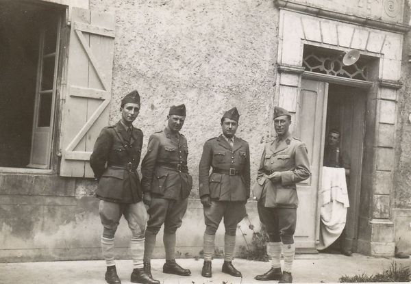 Les officiers de la 14e batterie du 212e RALD à Angais en juillet 1940