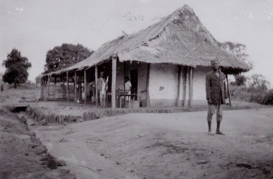 Ancienne maison à Wayombo avec le capita Tété